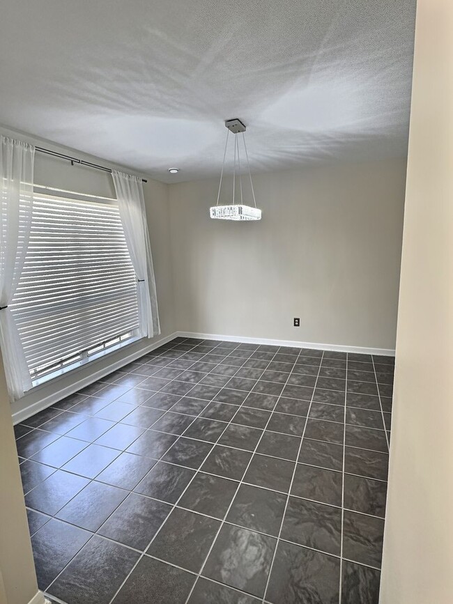Building Photo - Spacious 3/2 Living in the Heart of Ocean Springs