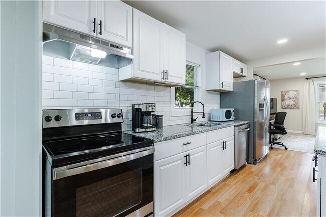 Building Photo - 554 Oak Dr