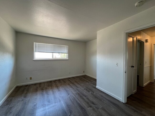 Building Photo - Beautiful 4 Bedroom 2 Bathroom Home