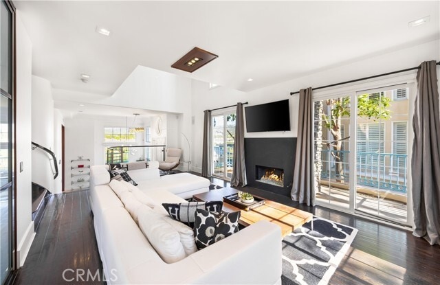 Building Photo - 4 Chandon