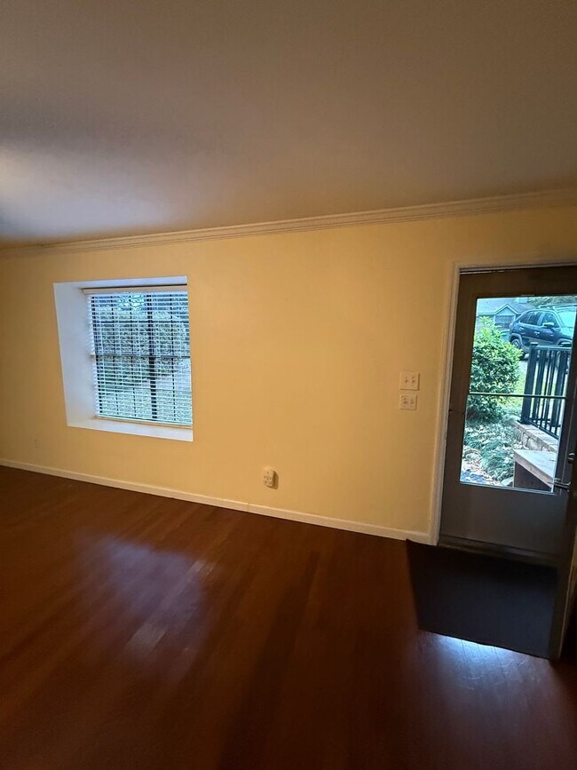 Building Photo - Well Kept 2/2 with Fenced in yard!