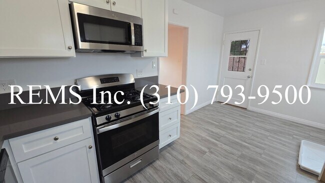 Building Photo - Bright and Renovated Upstairs Apartment w/ Laundry & Parking