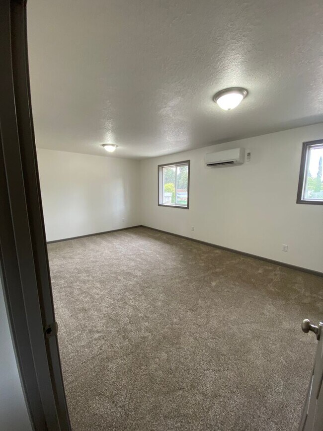 Building Photo - **SPRING SPECIAL- $400 off first months rent**  3 Bedroom Duplex in Veneta