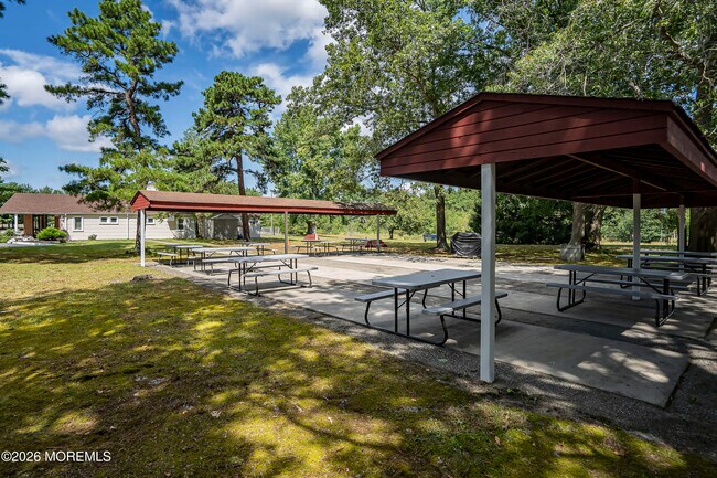 Building Photo - 943 Edgebrook Dr N