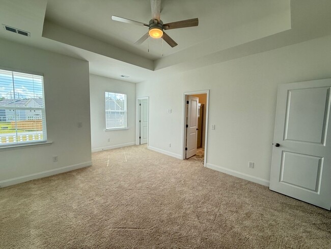 Building Photo - 3 Bedroom 2.5 Bath House in Hawthorne Land...