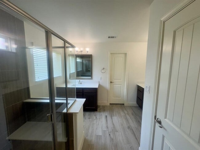 Building Photo - 150 Summer Pointe