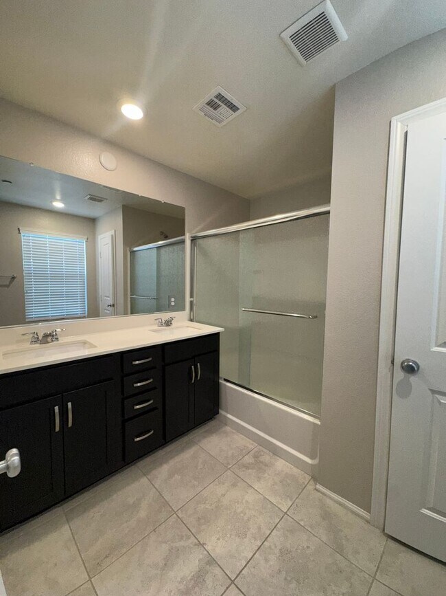 Building Photo - Beautifully Upgraded Townhome in Inspirada