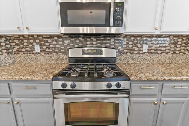 Building Photo - SE!! Pebble and Pollock!! Crystal Springs!...