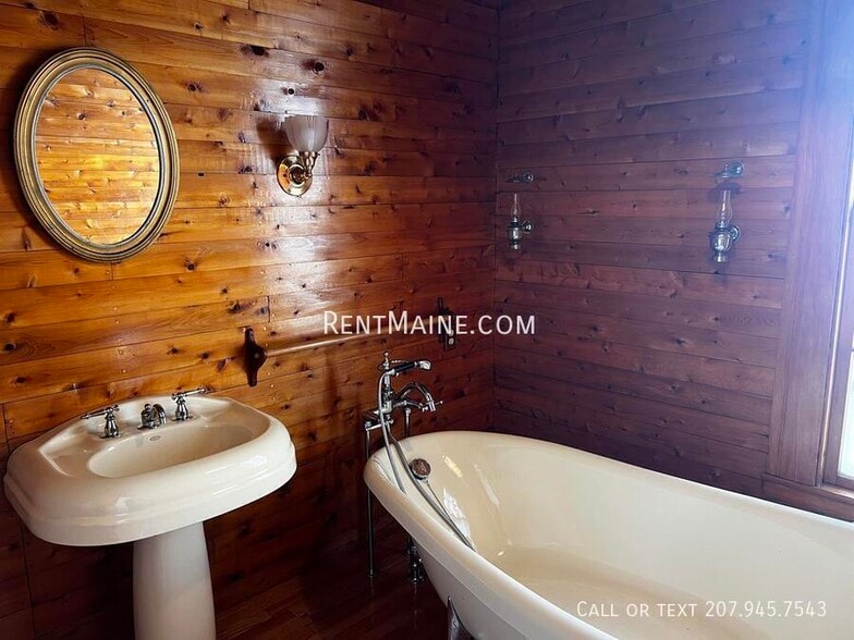 Building Photo - 92 Main Rd N