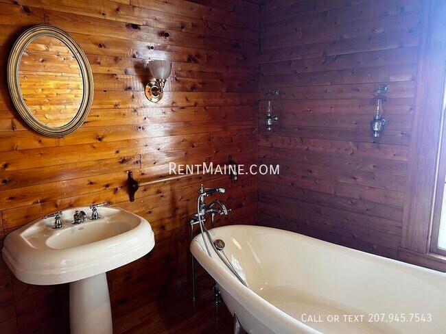 Building Photo - 92 Main Rd N