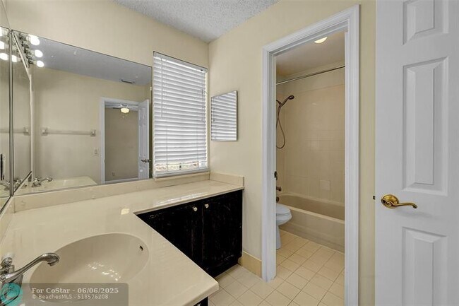 Building Photo - 3829 NW 62nd Ct