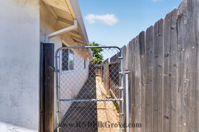 Building Photo - 6844 Sandrock Way