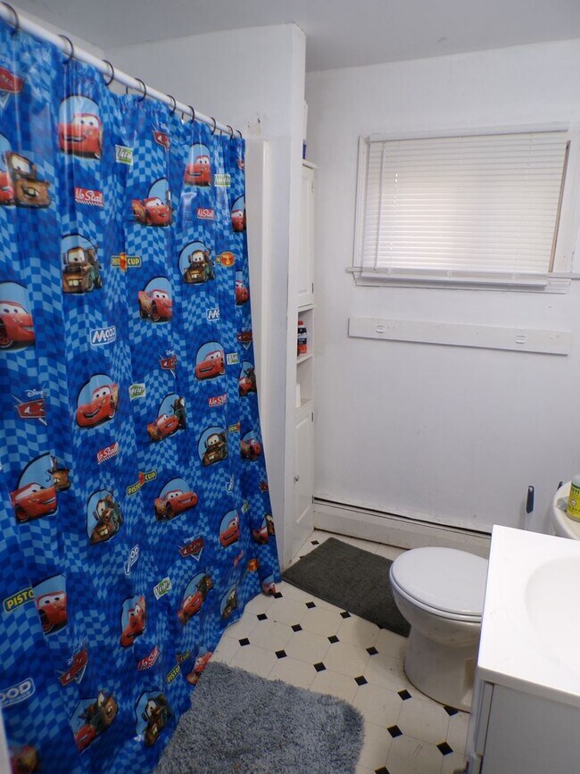 Building Photo - 205 Main St