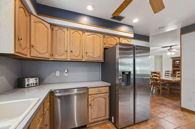 Building Photo - 704 Juniper Dr