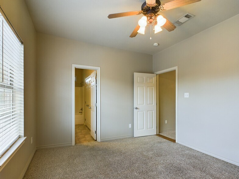 Building Photo - 422 Forest Dr Loop
