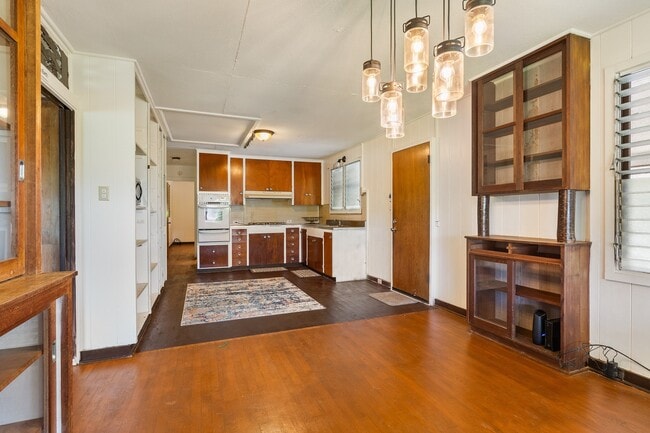 Building Photo - 3 Bed / 1.5 Bath house with carport Parking.