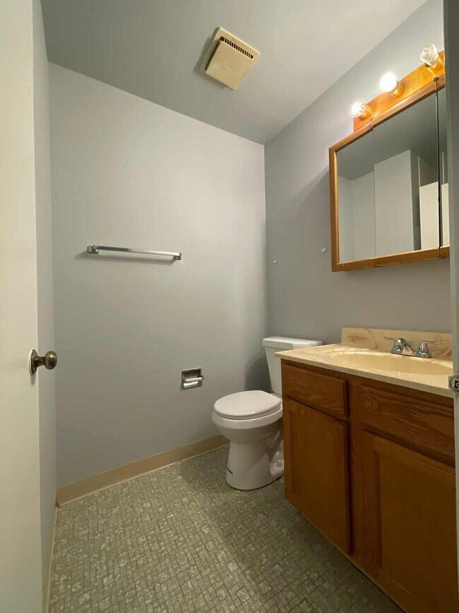 Building Photo - 202 S Waters Edge Dr