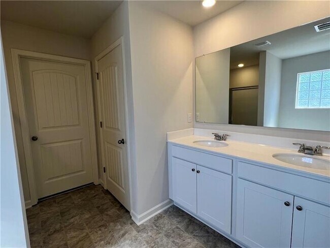 Building Photo - 167 Fernbrook Trl
