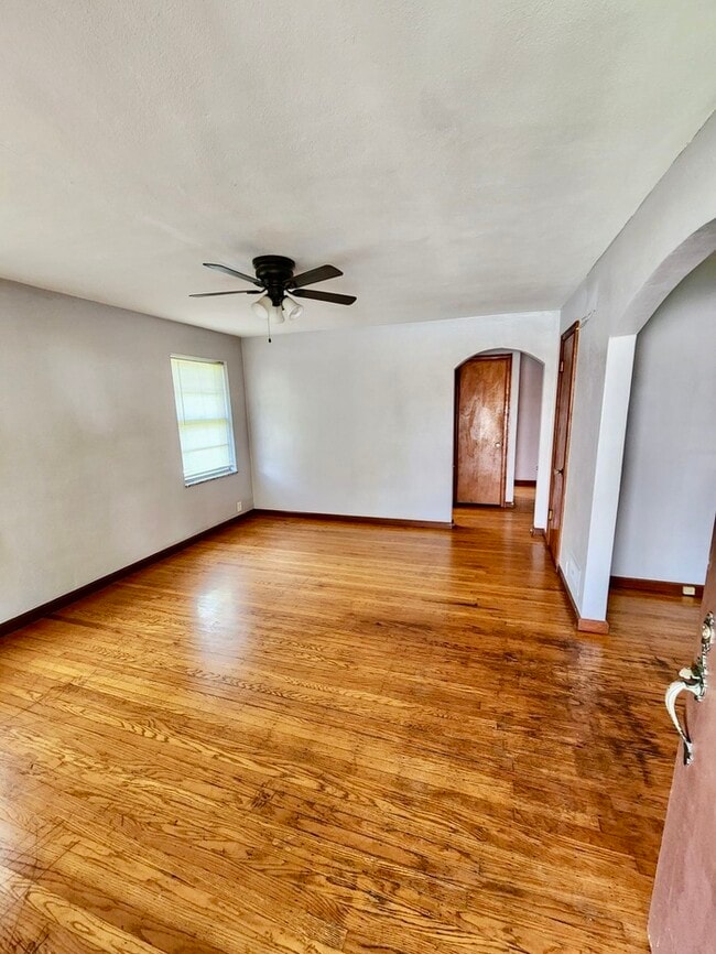 Building Photo - Beautiful brick 2 bedroom