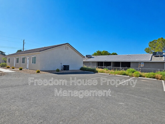 Building Photo - 1121 Sixshooter Ave