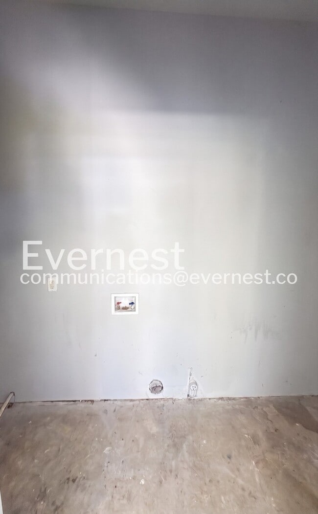 Building Photo - 735 Hillcrest Dr