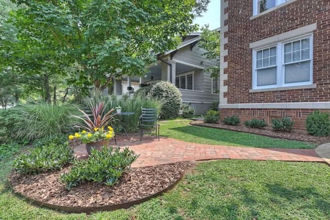 Building Photo - 518 Lamar Ave