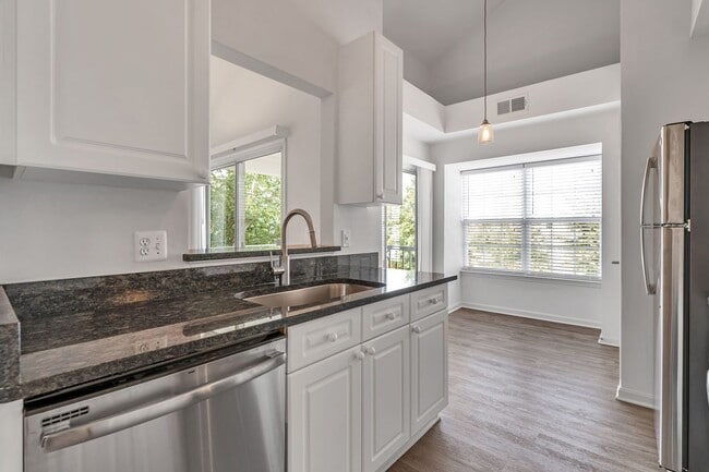 Building Photo - Luxurious 2 Level 2 Bedroom + Den 3 Bathro...