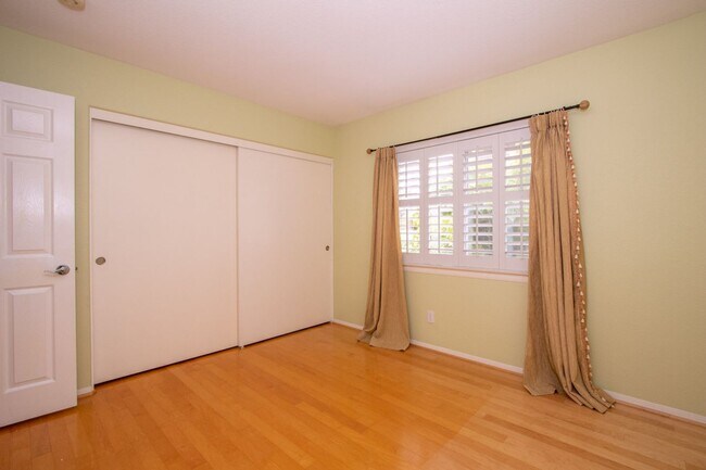 Building Photo - Beautiful + Spacious 4 bedroom/3 bath/3 Ca...