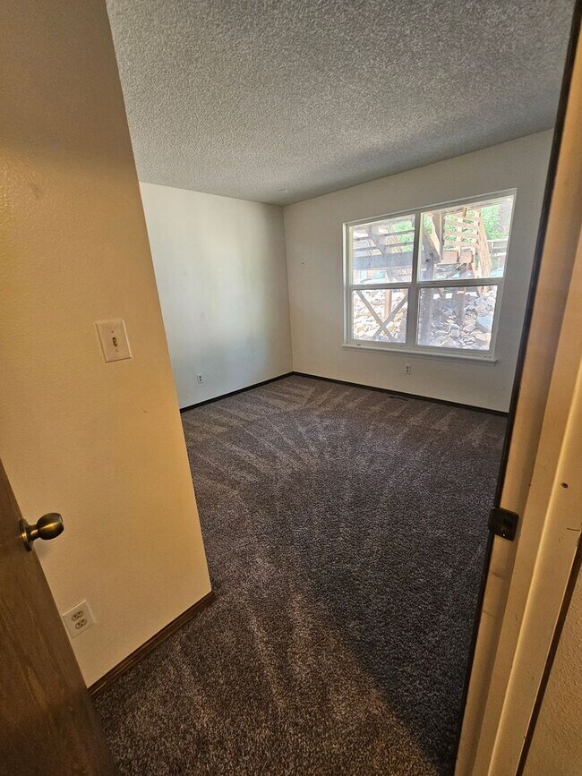Building Photo - Beautiful West Side Condo