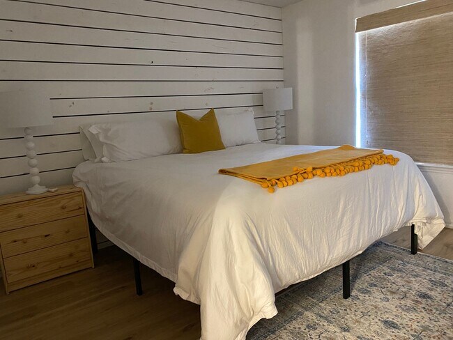 Building Photo - Furnished 2/2.5 Condo Blocks from Baylor Campus!