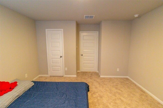 Building Photo - 2221 Middle Rdg Dr