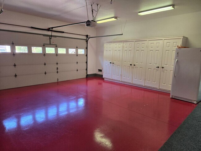 Building Photo - Luxurious home available immediately.