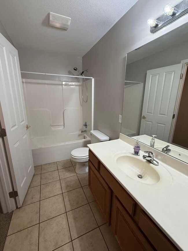 Building Photo - Spacious Home on the west side of Junction City ~ Available Early January