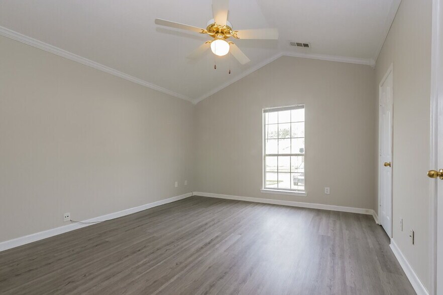 Building Photo - 521 Lakecourt Dr