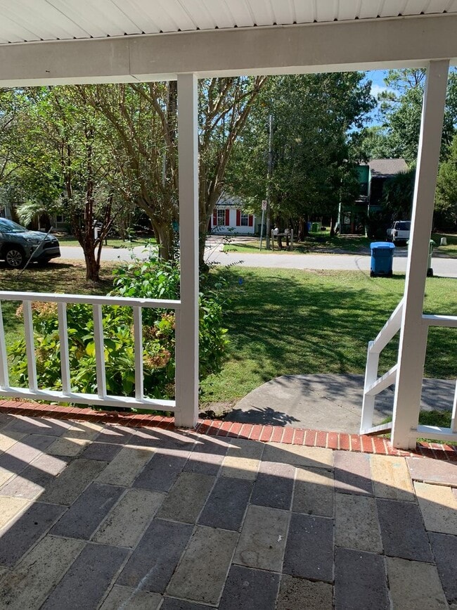 Building Photo - $500 OFF 1ST MONTH'S RENT! 3 Bedroom, 1 Bath house on Hillsdale Drive