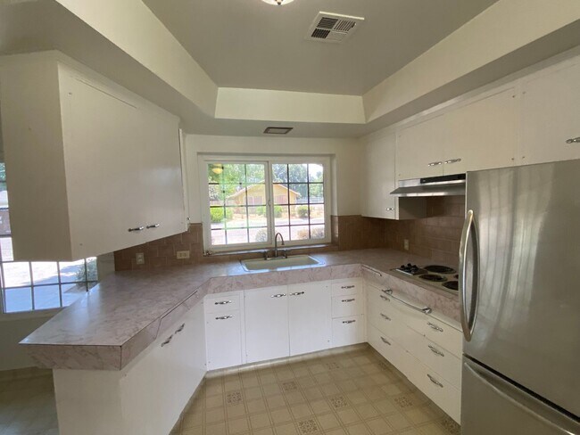 Building Photo - Spacious Visalia home in a well establishe...