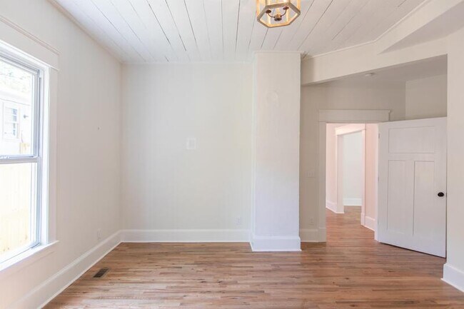Building Photo - 208 N Guthrie Ave