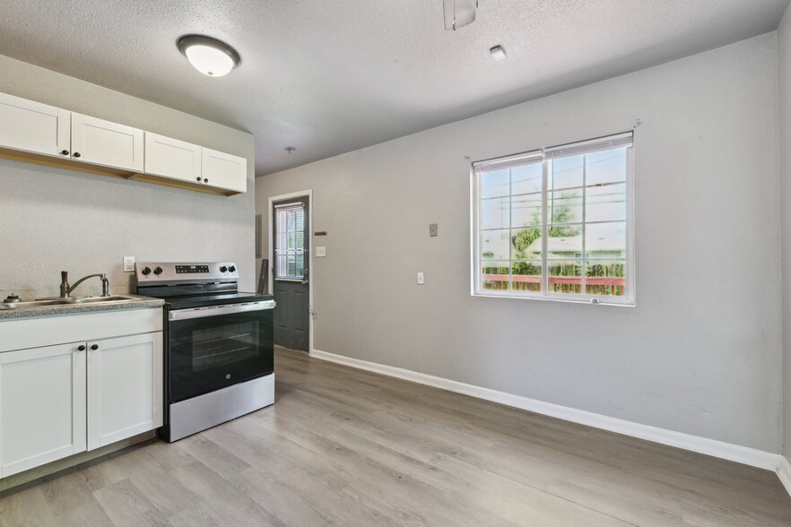 Building Photo - 1604 Parklane Dr
