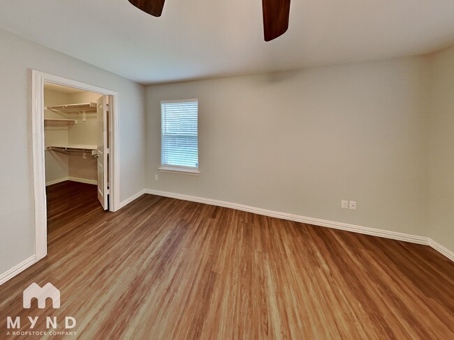 Building Photo - 10528 Many Oaks Dr