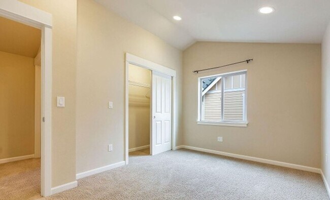 Building Photo - Energy-efficient townhome in the desirable community of Crown Hill is ready to be loved!