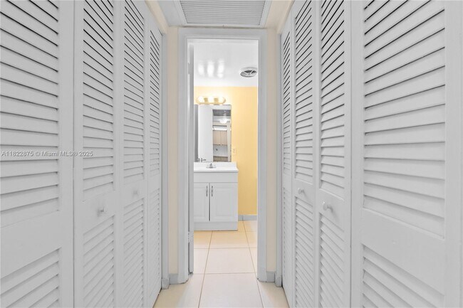 Building Photo - 401 Golden Isles Dr
