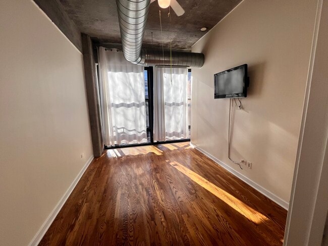 Building Photo - 1069 W 14th Pl