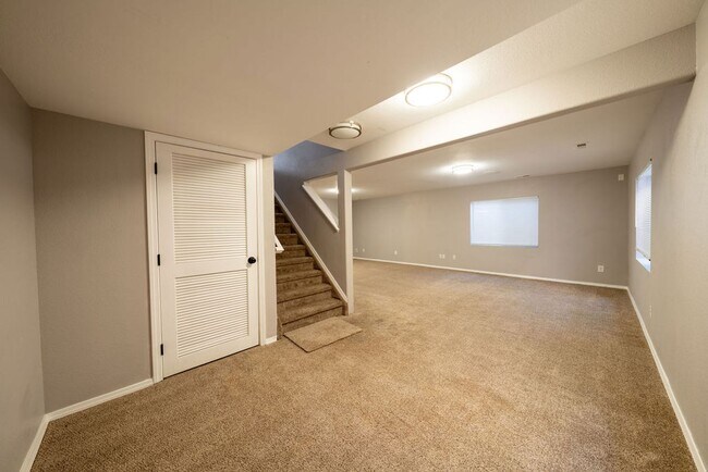 Building Photo - Stunning 4-bedroom, 3-bathroom home near Ft Carson!