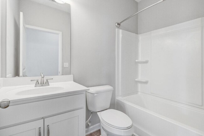 Building Photo - DRAKE ESTATES 3 BR | 2 BA Townhome w/ 2-Ca...