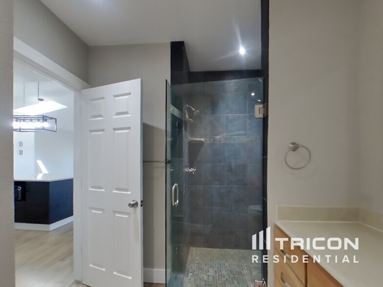 Building Photo - 5555 Madrona Ave NE