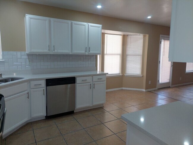 Building Photo - 4 BEDROOM 3 BATHROOM HOME! fully remodeled...