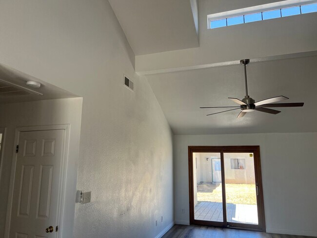 Building Photo - Rosedale House - Move In Ready
