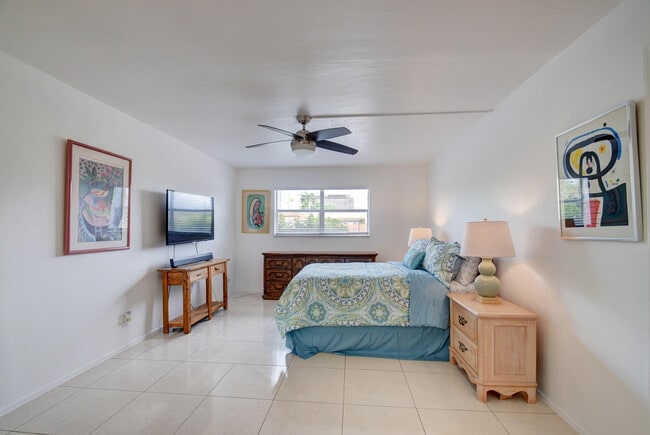 Building Photo - 550 SW 2nd Ave