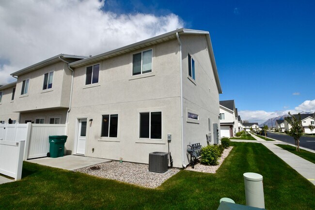 Building Photo - 3 Bedroom 2.5 Bath Townhome in West Haven!!