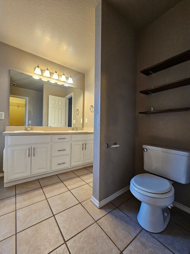 Building Photo - 2713 Edgemere Dr